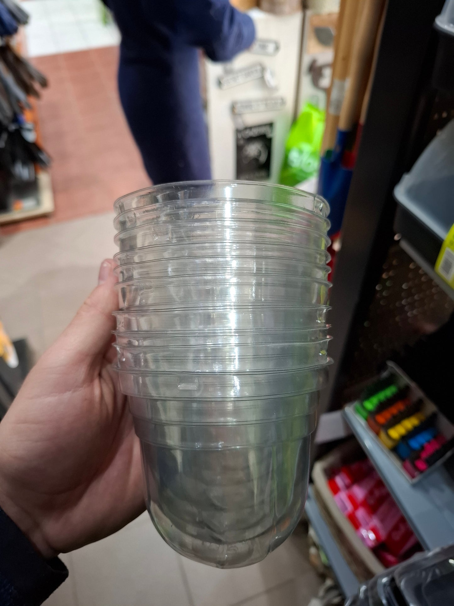 Palántanevelő műanyag cserép