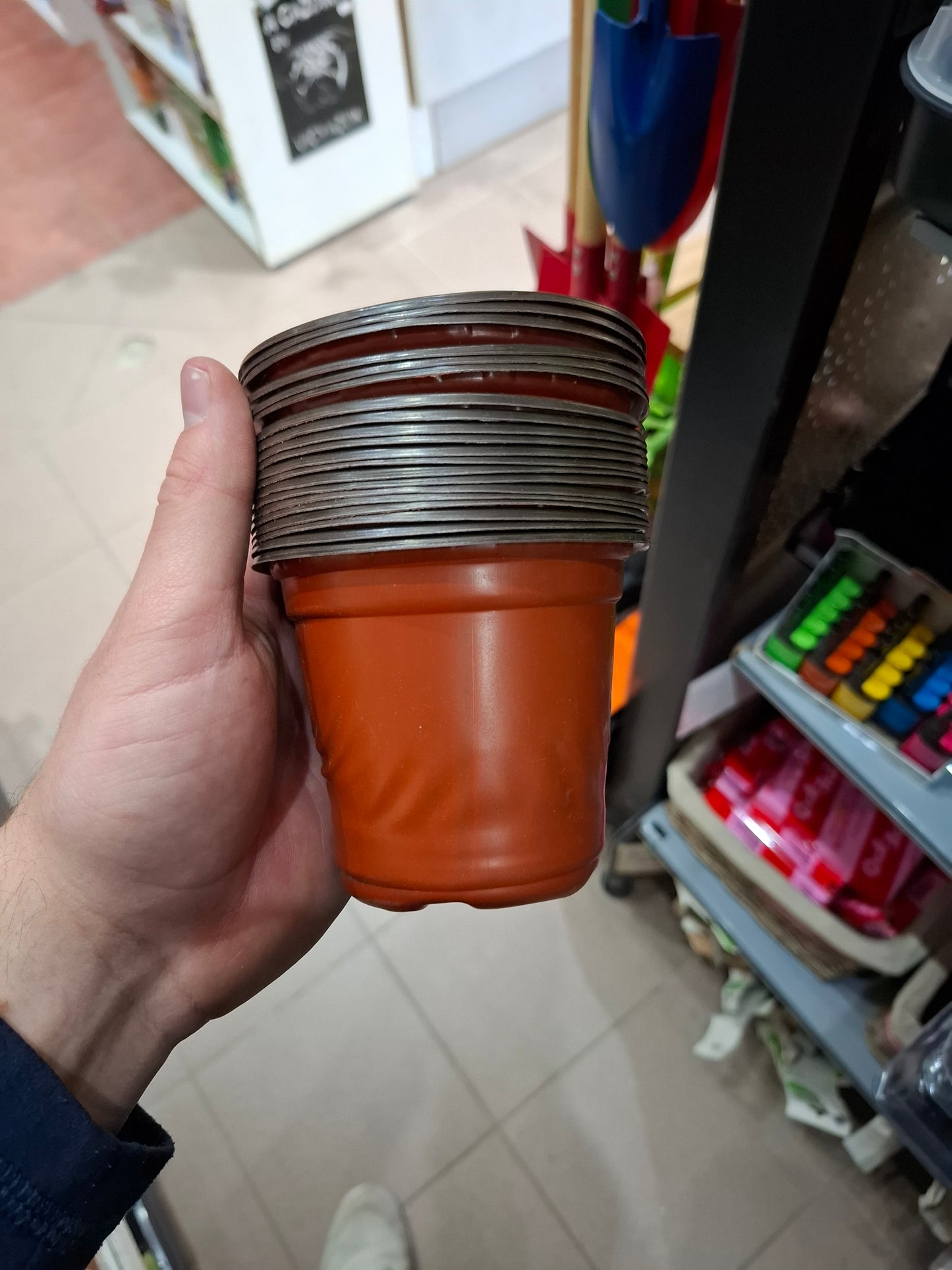 Palántanevelő műanyag cserép