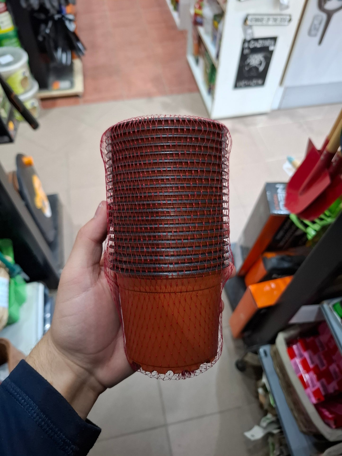 Palántanevelő műanyag cserép