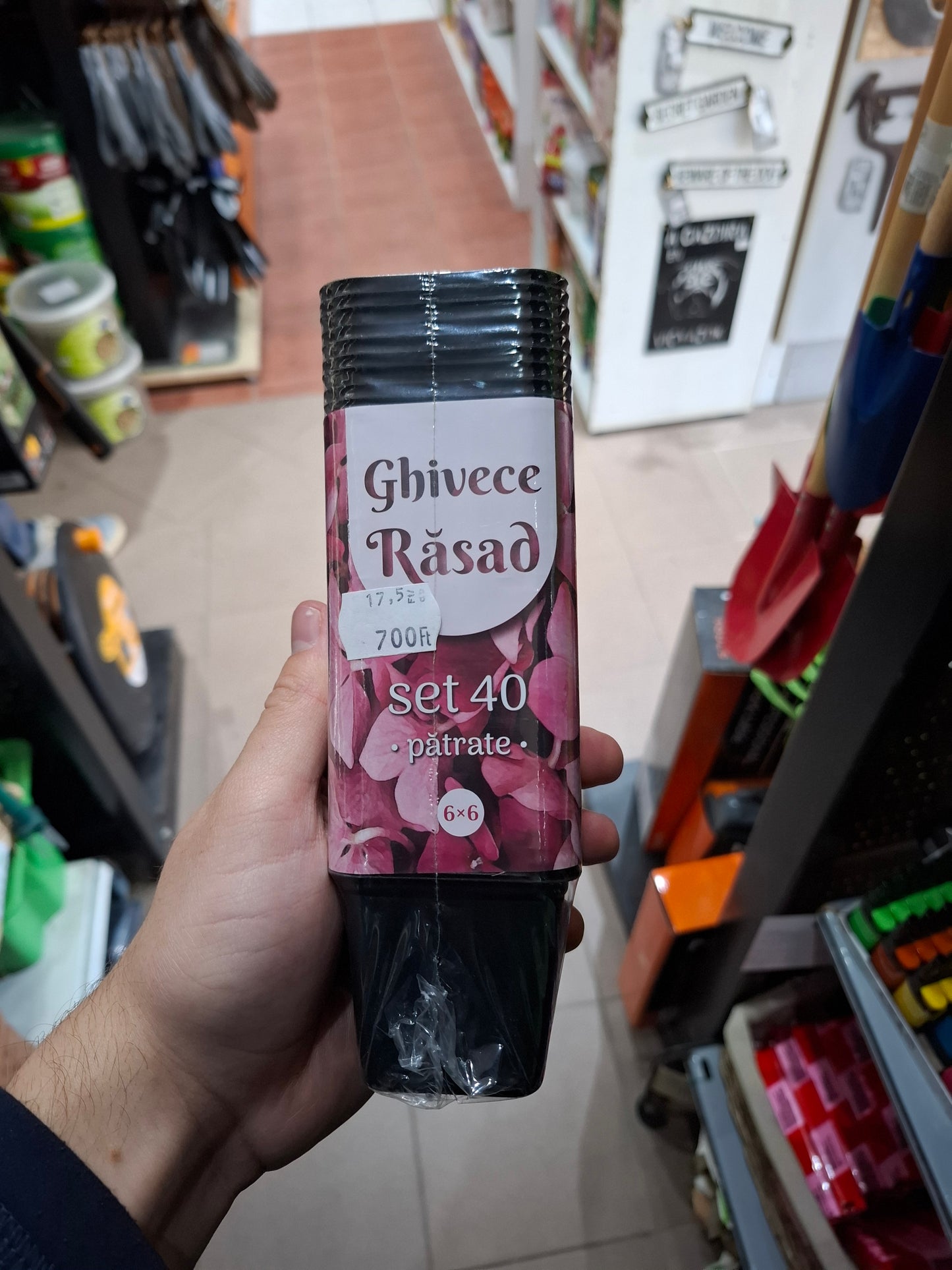 Palántanevelő műanyag cserép