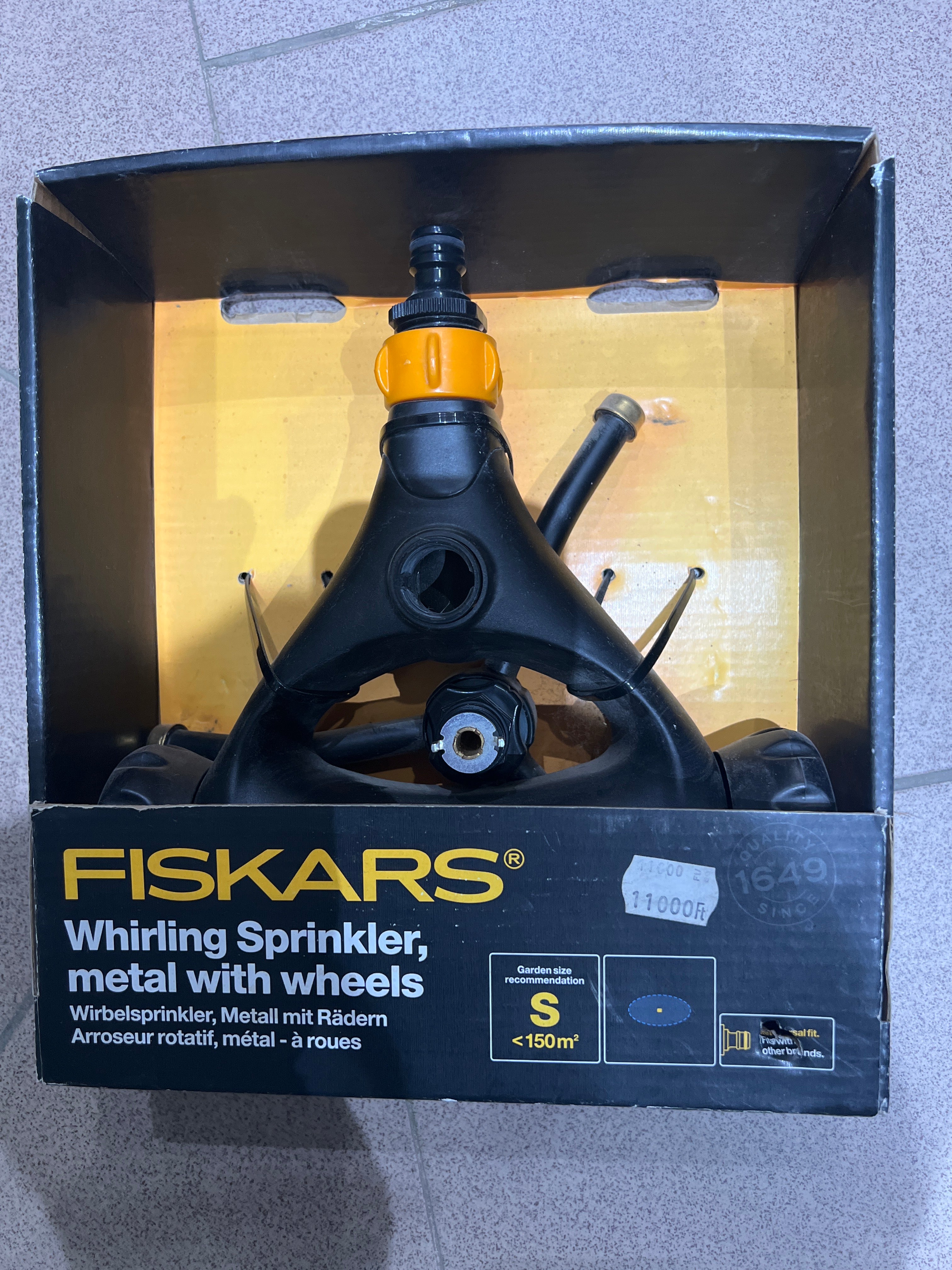 Esőztető fém kerekekkel S=150 m2 Fiskars