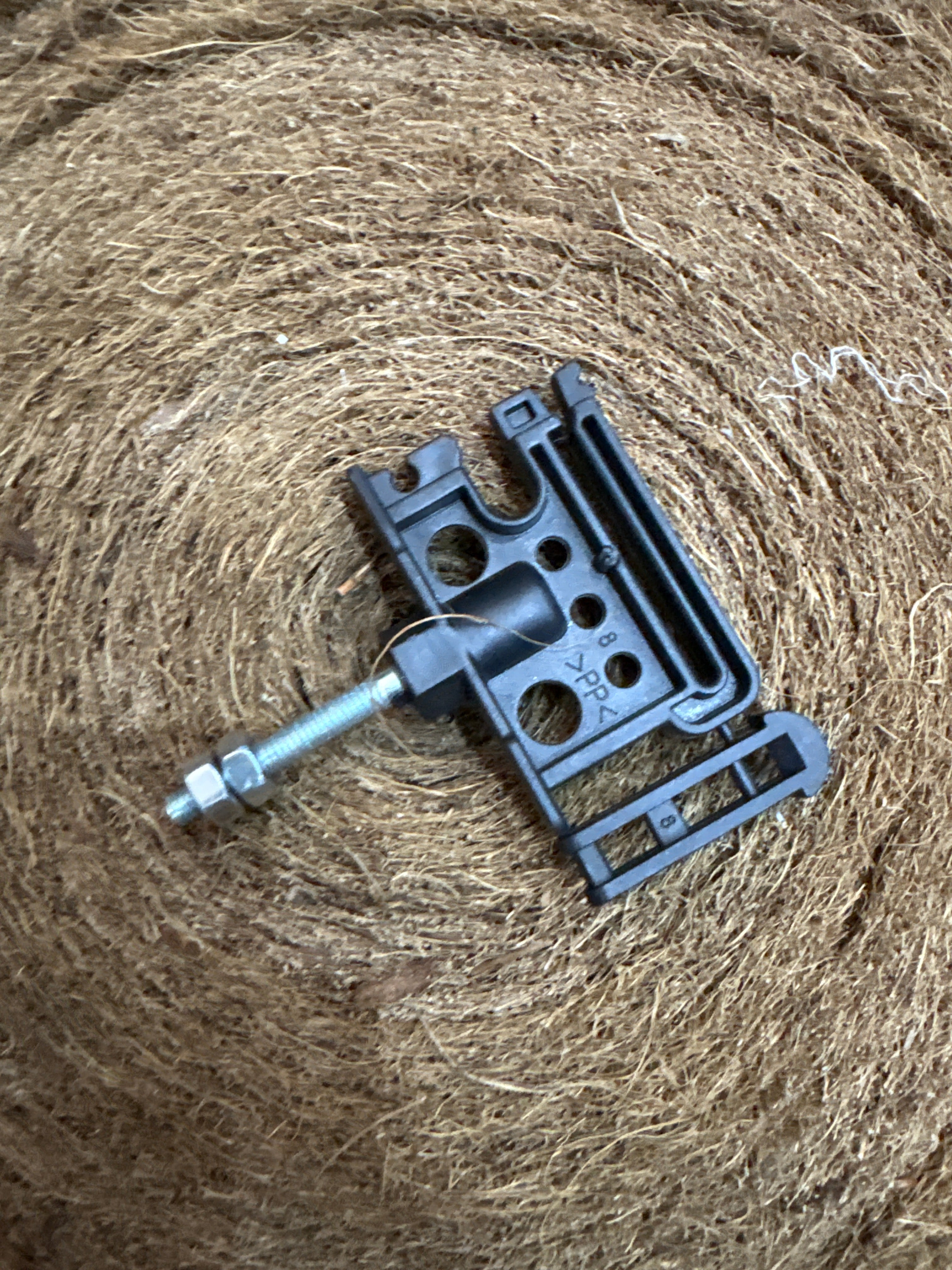 Villanypásztor pattanózáras, szigetelő,metrikus,M6/35 mm, max 40 mm szalag, max 6 mm vezeték, 25 db, 441392