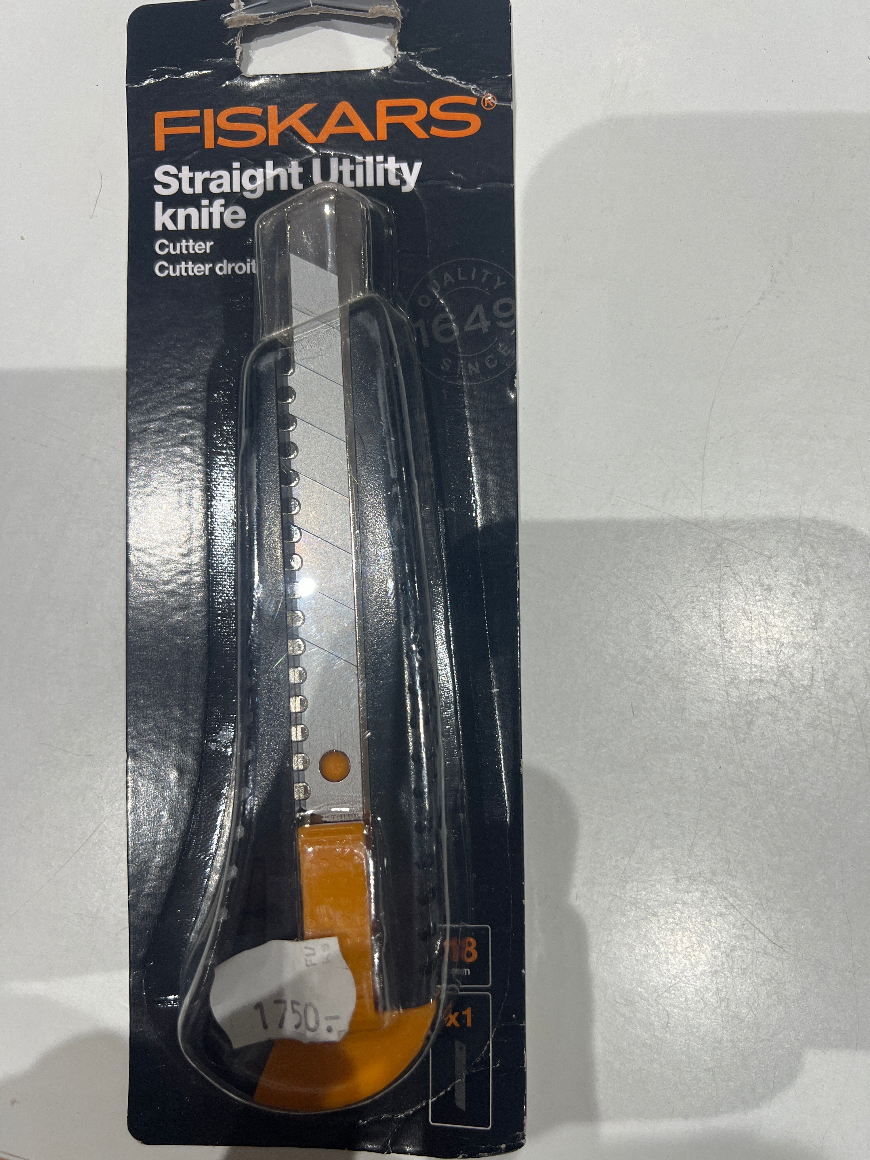 Pengekés Fiskars, egyenes, 18 cm