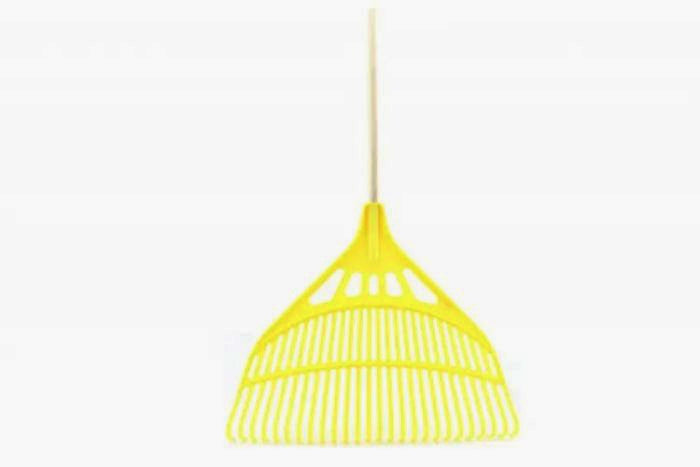 Műanyag lombseprű különböző színekben (citromsárga, zöld, pink, türkíz)