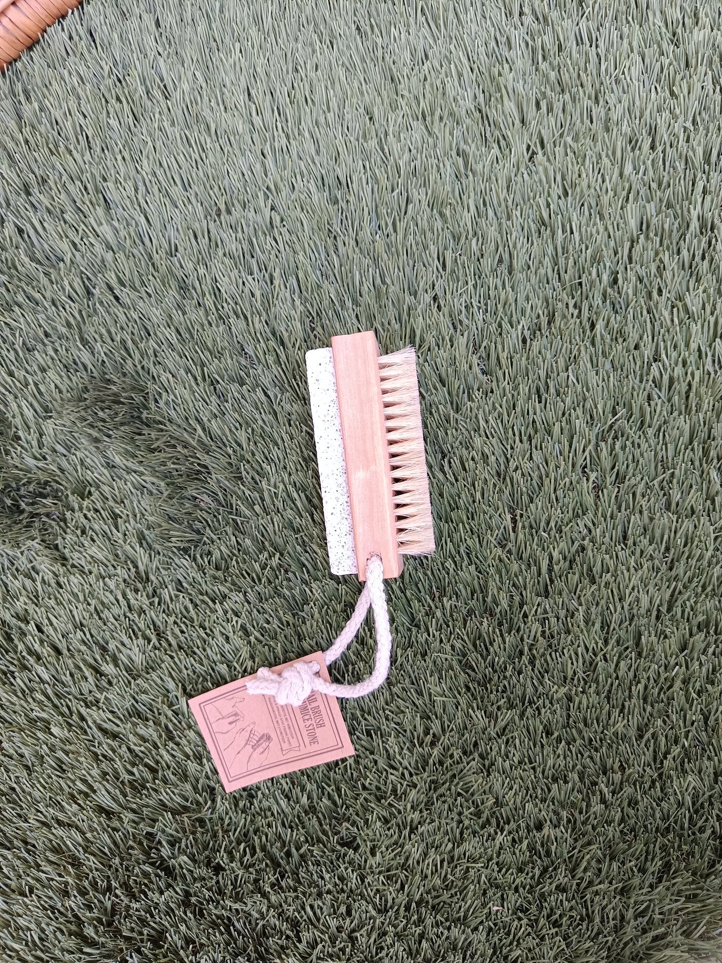 Felakaszthatò kerti körömkefe habkővel 10 cm