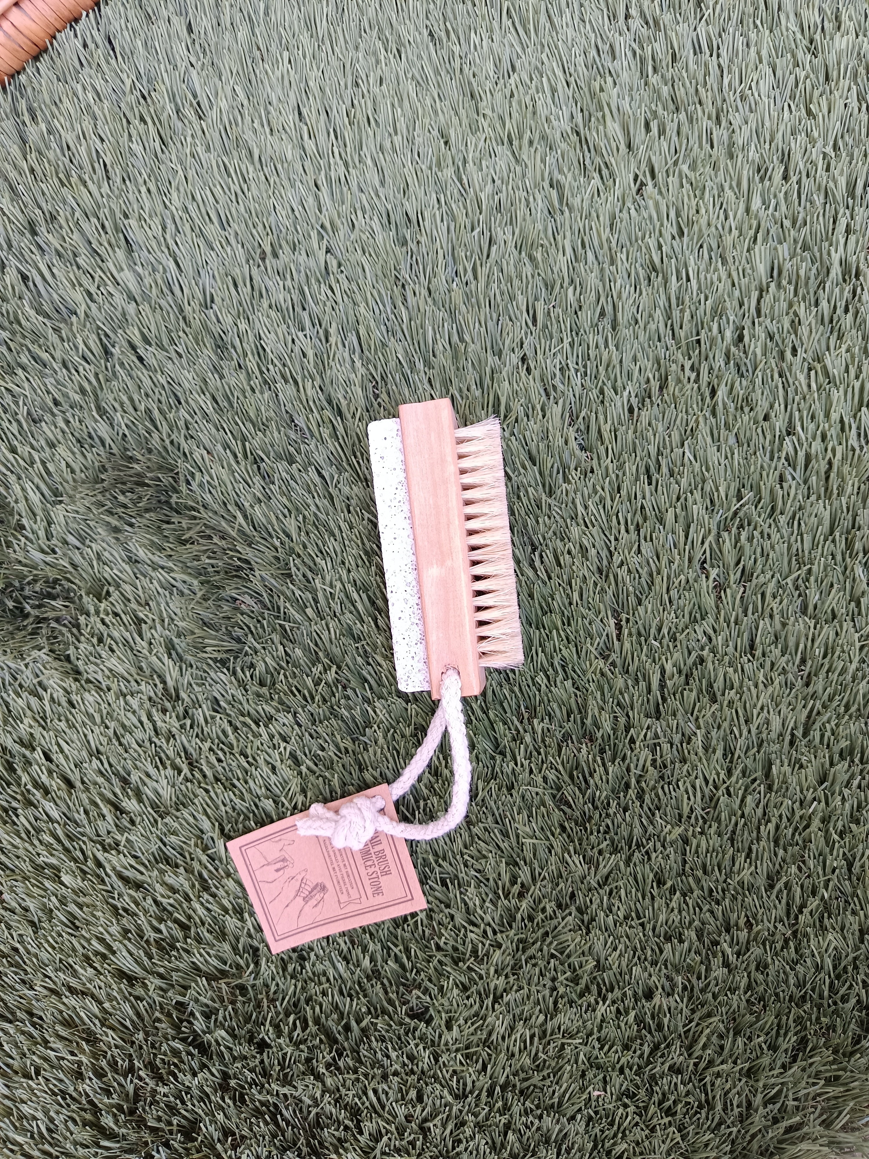 Felakaszthatò kerti körömkefe habkővel 10 cm