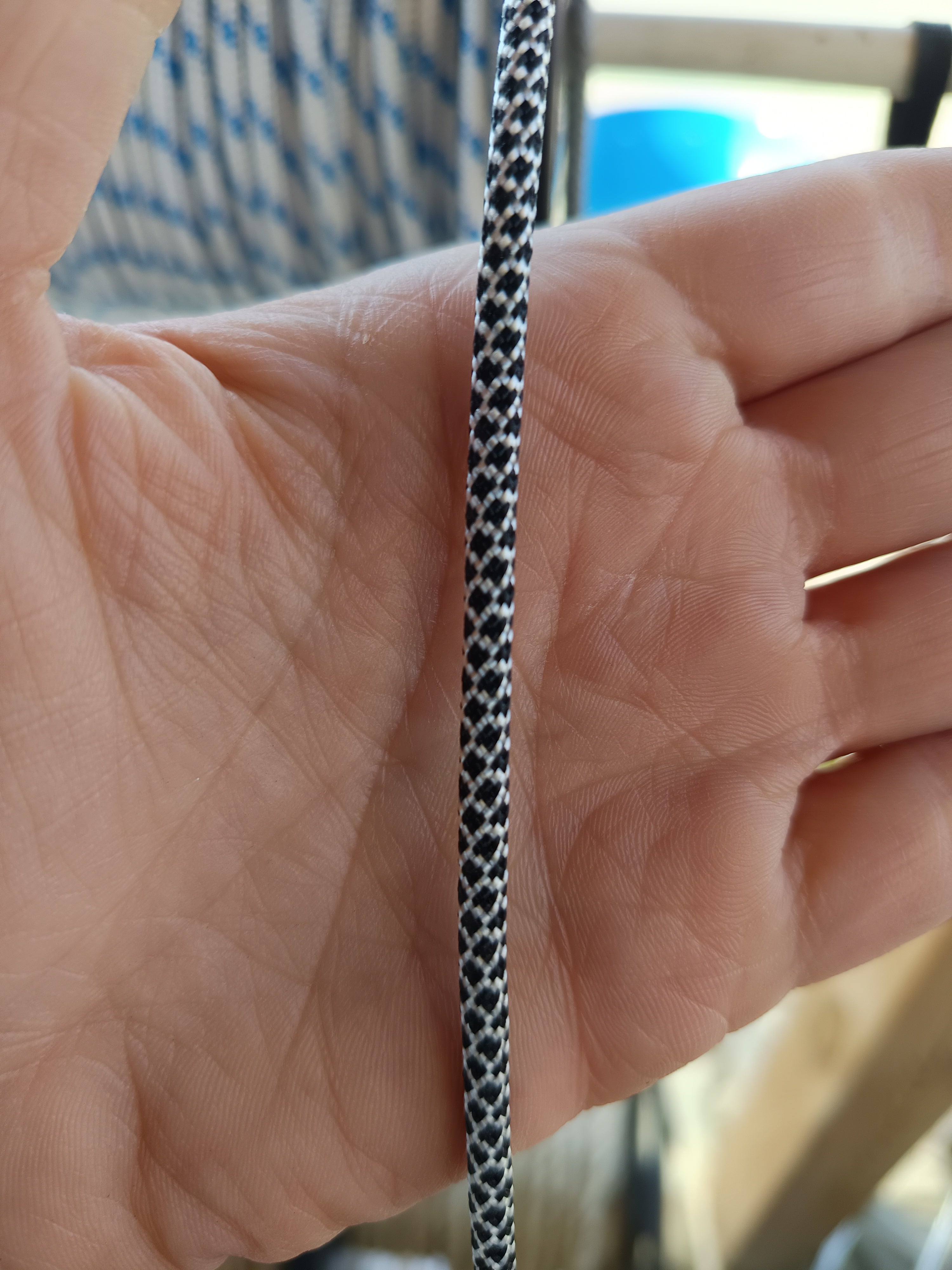 Zsinór paracord 550 gyémántmintás fekete-fehér 3,8mm Galco 1m