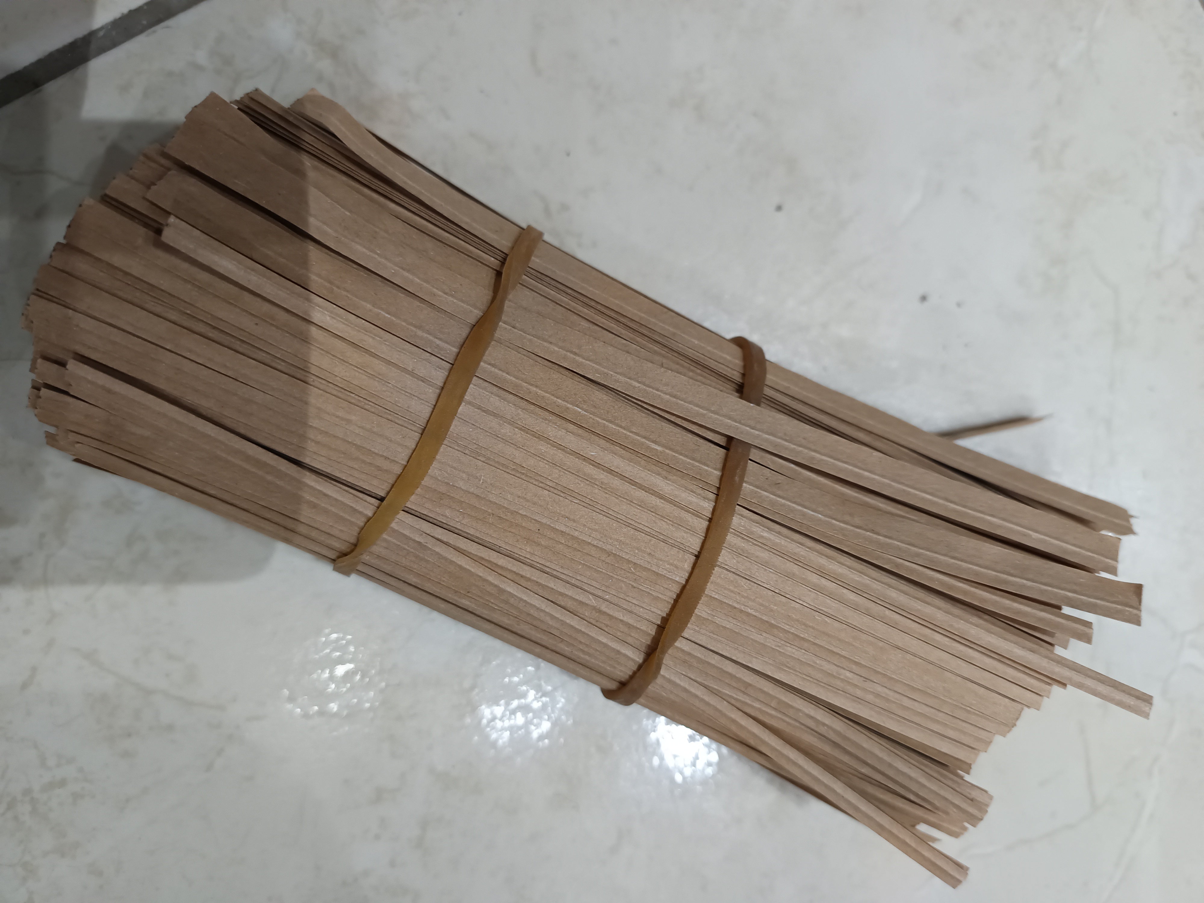 Kötöző fém papír bevonattal 15 cm kb. 1000db-os