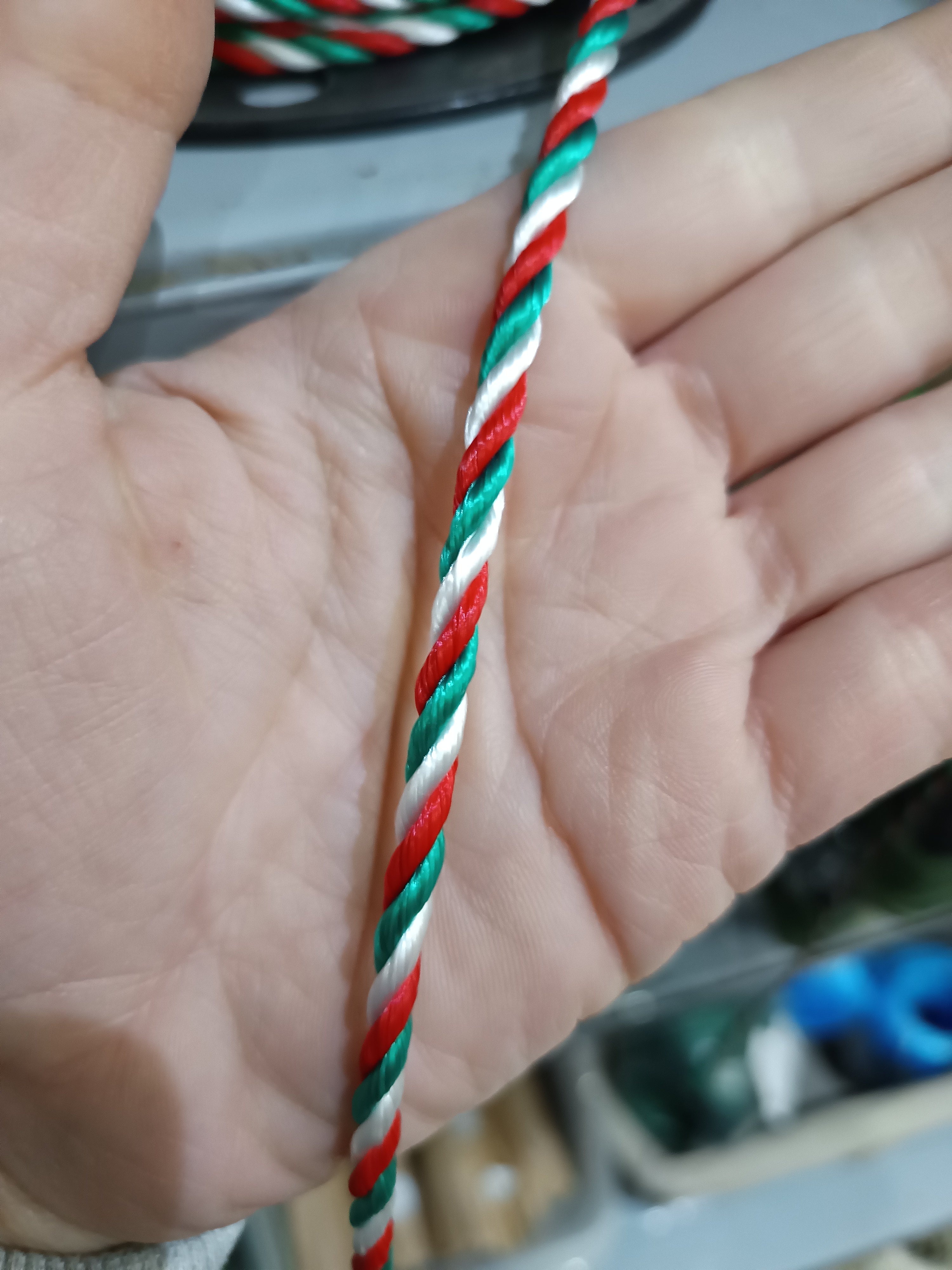 Zsinór sodrott nemzeti színű 4mm Galco 1m